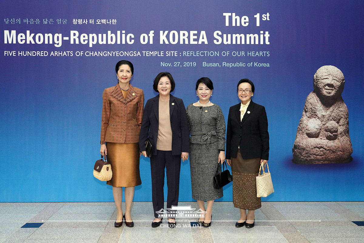 First Lady Kim Jung-sook and spouses of the Mekong leaders looking around the special exhibition “Five Hundred Arhats of Changnyeongsa Temple Site: Reflection of Our Hearts,” held on the sidelines of the 1st Mekong-ROK Summit in Busan 