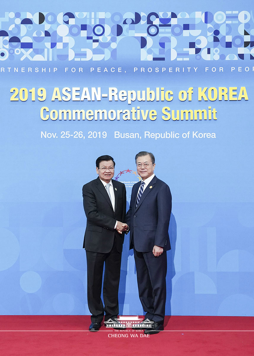 Welcoming heads of state and government participating in the ASEAN-ROK Commemorative Summit in Busan 