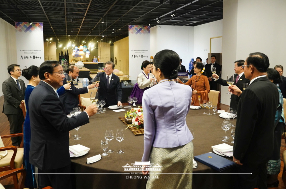 President Moon Jae-in on Nov. 26 gives a toast with the leaders of the five nations through which the Mekong River runs at the welcoming dinner for the inaugural Mekong-ROK Summit at Busan's ASEAN Culture House. The menu featured Korean temple food since Buddhism is a commonality between Korea and the Mekong countries, including fried kkaennip (perilla leaf), wooyeong-milssam (burdock wrapped in wheat dough) and lotus leaf tea. Cheong Wa Dae said the use of ingredients from Korea and the Mekong countries was intended to promote "harmony" and "mutual prosperity."