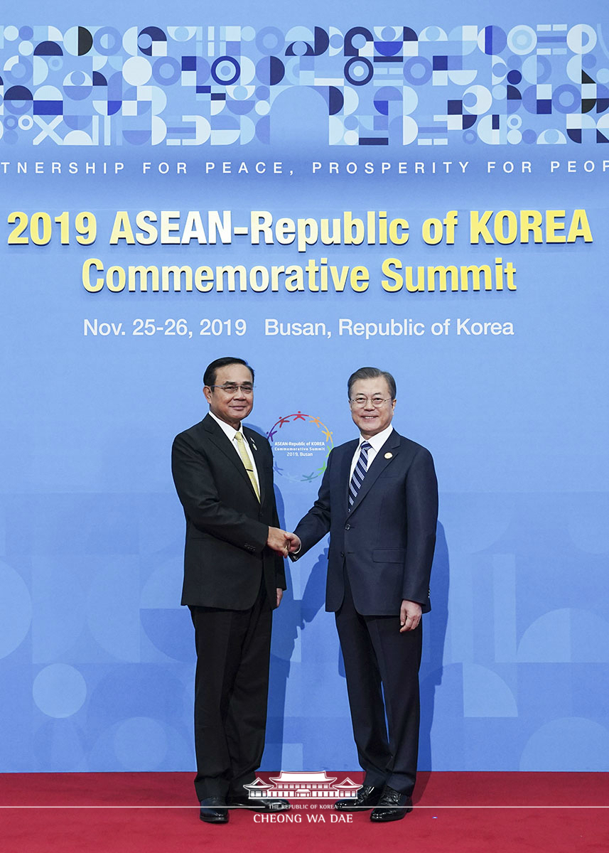 Welcoming heads of state and government participating in the ASEAN-ROK Commemorative Summit in Busan 