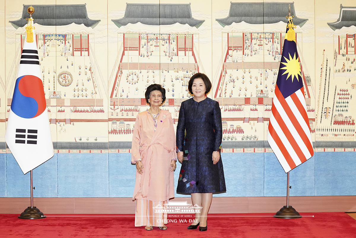 First Lady Kim Jung-sook meeting with Tun Dr. Siti, the wife of the Malaysian Prime Minister, at Cheong Wa Dae 