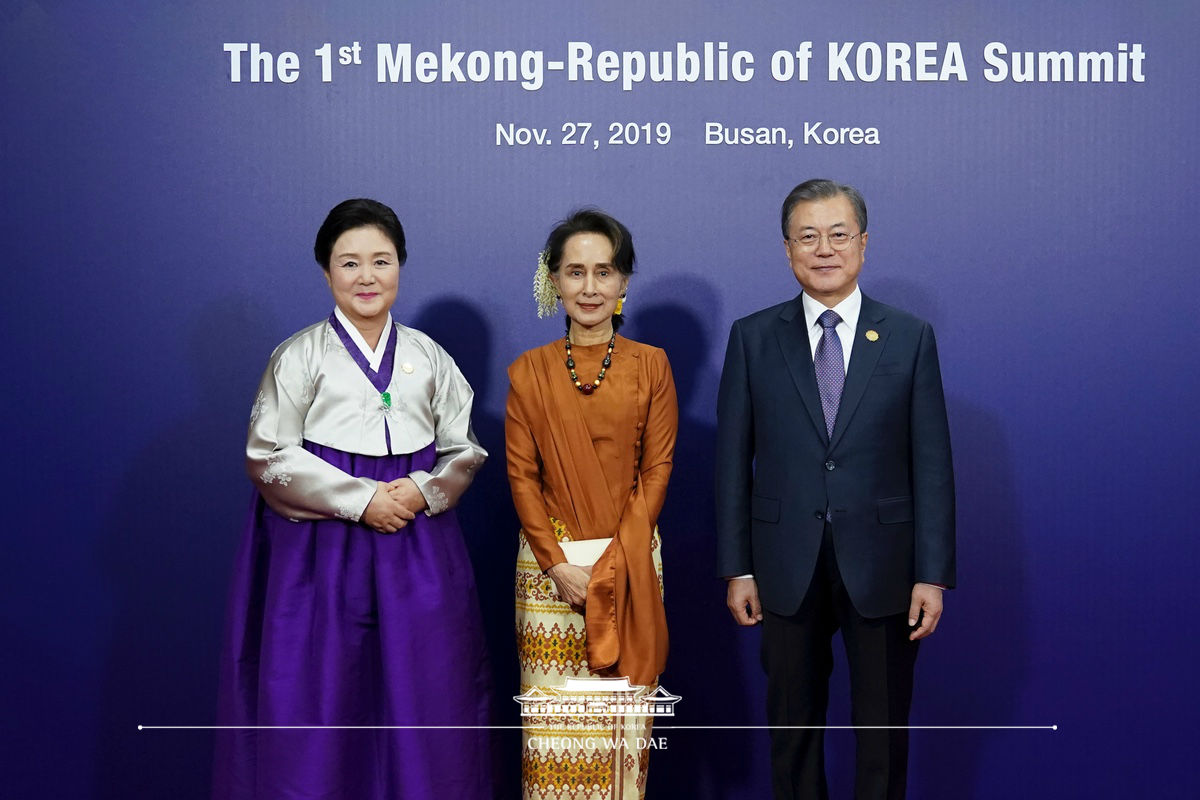 Hosting the welcoming dinner for the leaders participating in the 1st Mekong-ROK Summit and their spouses in Busan 