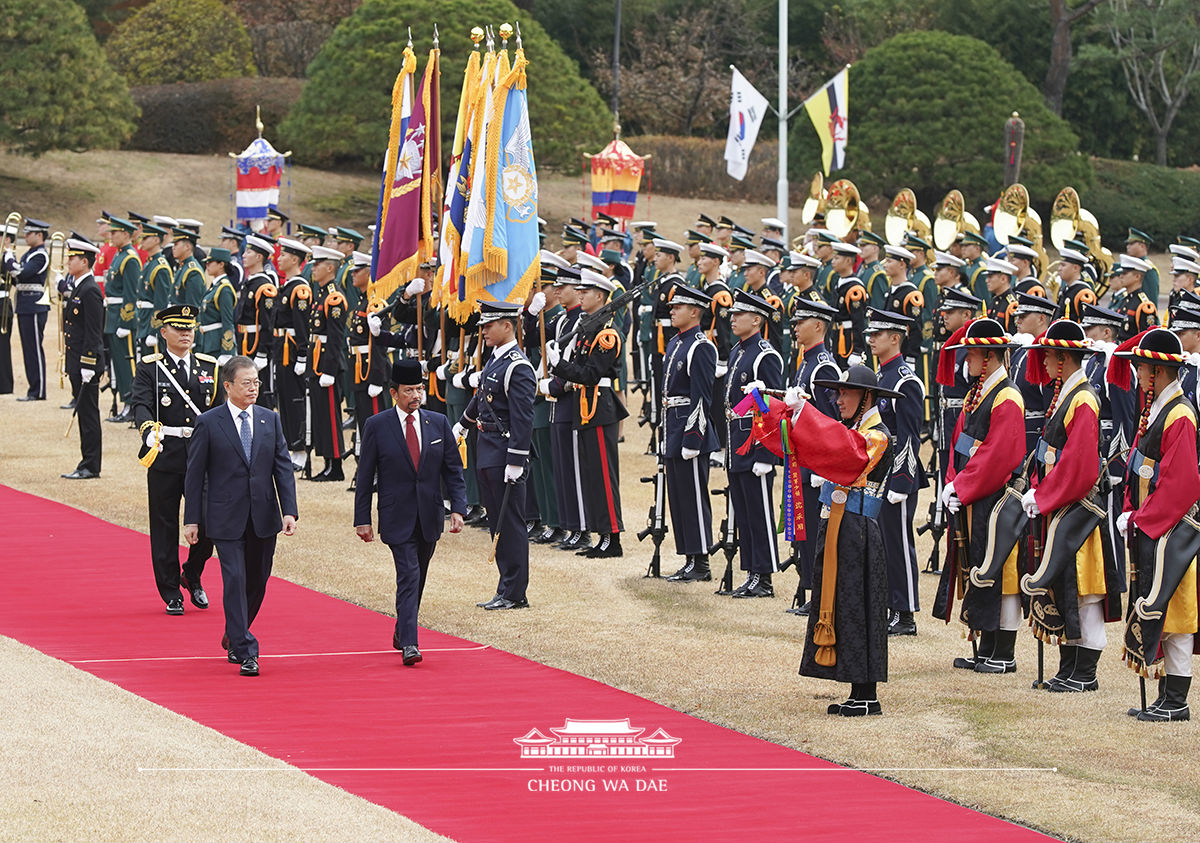 Attending the official welcoming ceremony at Cheong Wa Dae for Sultan Hassanal Bolkiah of Brunei on his state visit to Korea 