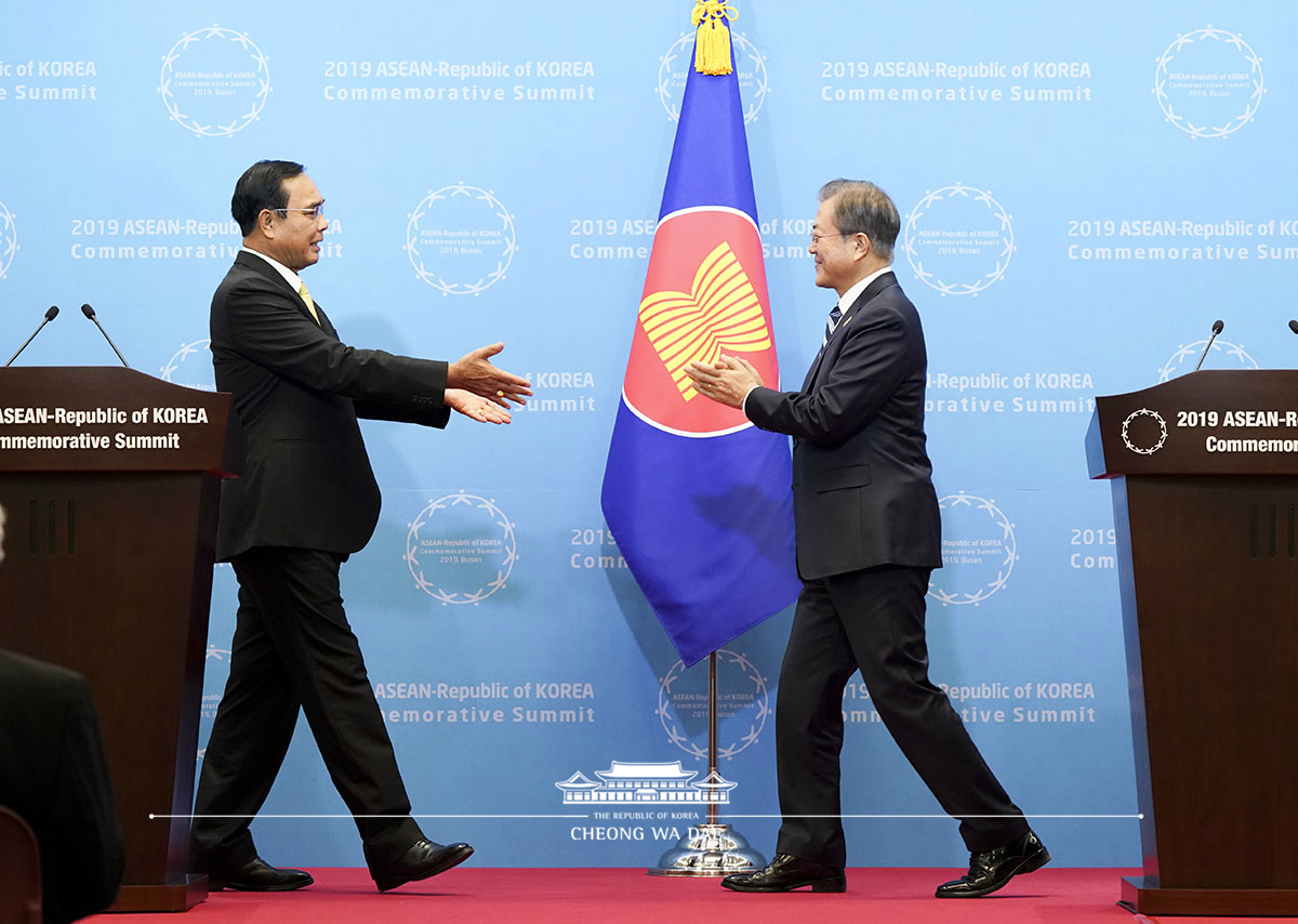 Attending the joint press conference following the ASEAN-ROK Commemorative Summit in Busan 