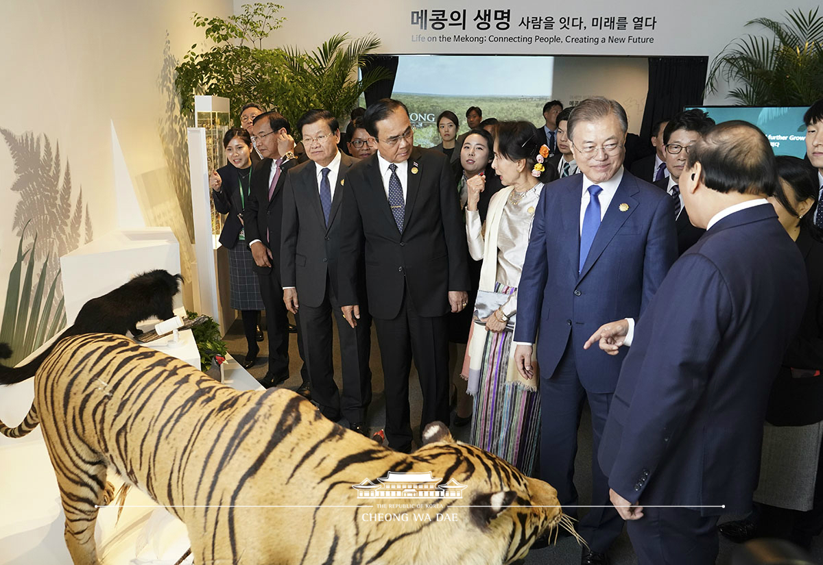 Attending the Special Exhibition on Biodiversity Cooperation between Mekong Countries and Korea held on the sidelines of the 1st Mekong-ROK Summit in Busan 