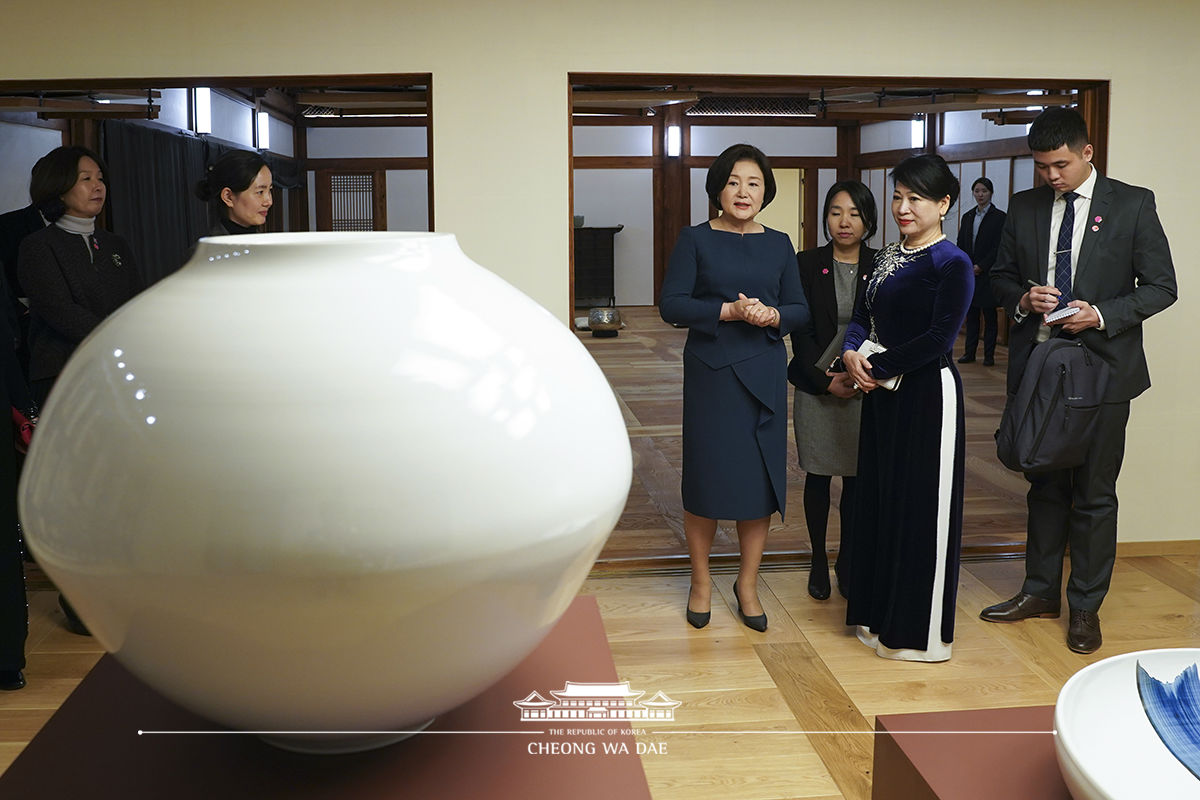 First Lady Kim Jung-sook meeting with the Vietnamese Prime Minister’s wife Tran Thi Nguyet Thu at Sangchunjae, a traditional building on the grounds of Cheong Wa Dae 