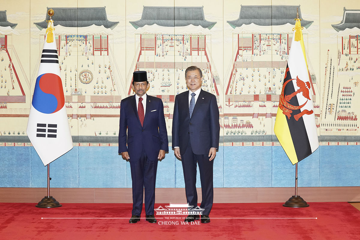 Posing for commemorative photos at Cheong Wa Dae with Sultan Hassanal Bolkiah of Brunei on his state visit to Korea 