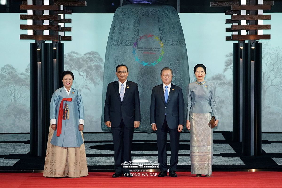 Hosting the welcoming dinner for the ASEAN-ROK Commemorative Summit in Busan 