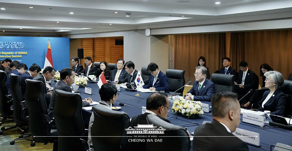 Attending the Korea-Indonesia summit on the sidelines of the ASEAN-ROK Commemorative Summit in Busan 