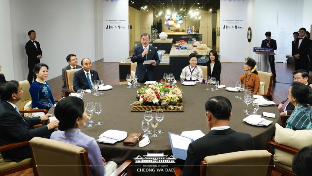 President Moon Jae-in on Nov. 26 speaks at the welcoming dinner for the inaugural Mekong-ROK Summit at Busan's ASEAN Culture House. "When North Korea joins the international community following denuclearization, Mekong countries are the ones that can share their experiences and offer the best possible assistance. I hope that with your support and encouragement, the leaders of the two Koreas will someday be able to dine with the Mekong leaders," he said.