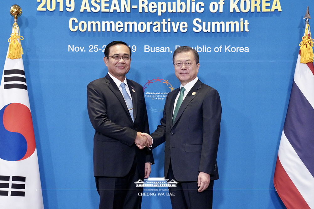 President Moon Jae-in and Thai Prime Minister Prayut Chan-o-cha on Nov. 25 take a photo in Busan before holding their bilateral summit.