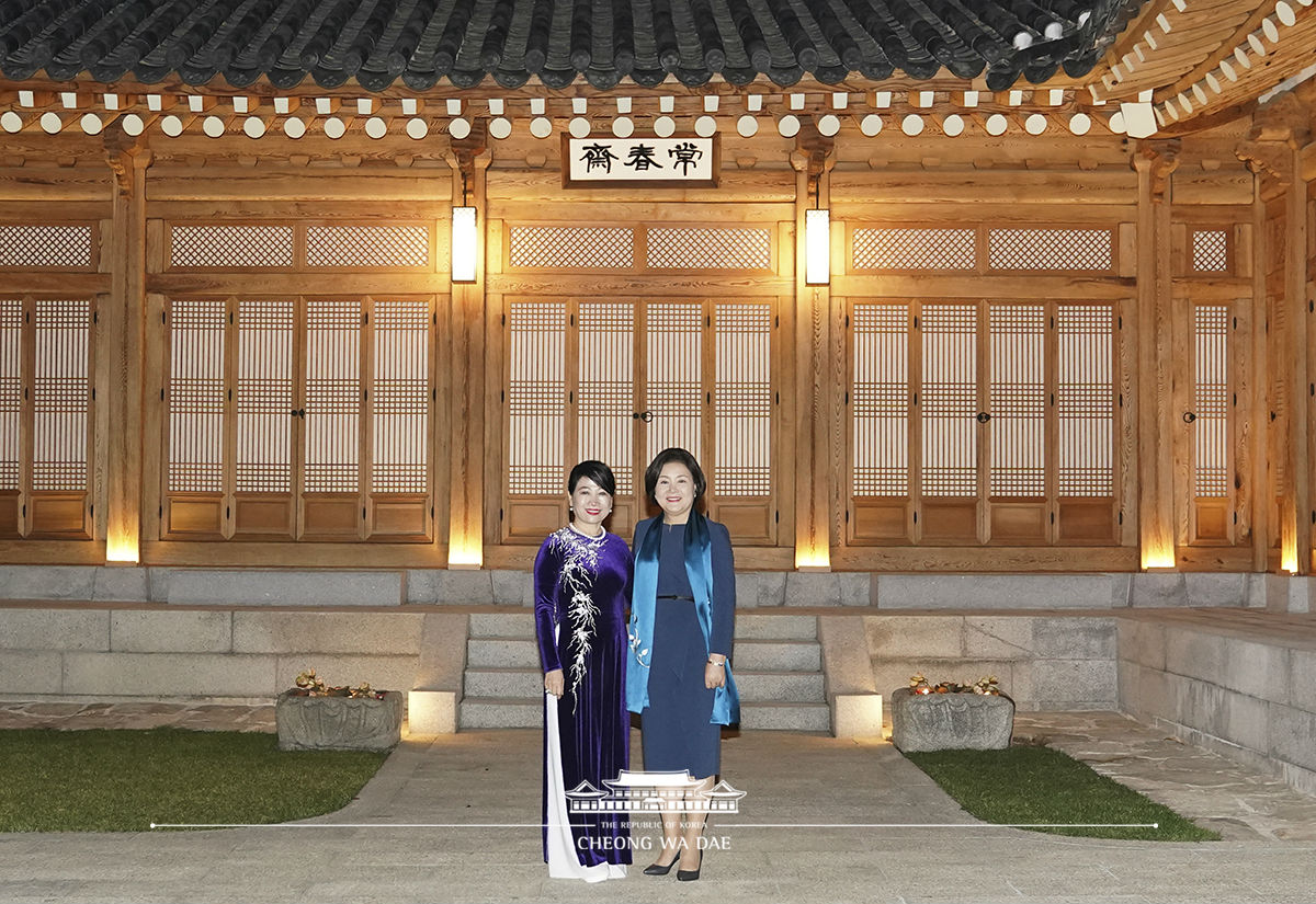 First Lady Kim Jung-sook meeting with the Vietnamese Prime Minister’s wife Tran Thi Nguyet Thu at Sangchunjae, a traditional building on the grounds of Cheong Wa Dae 