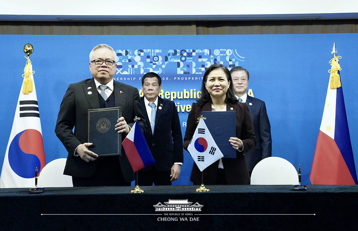 Attending the Korea-Philippines summit on the sidelines of the ASEAN-ROK Commemorative Summit in Busan 