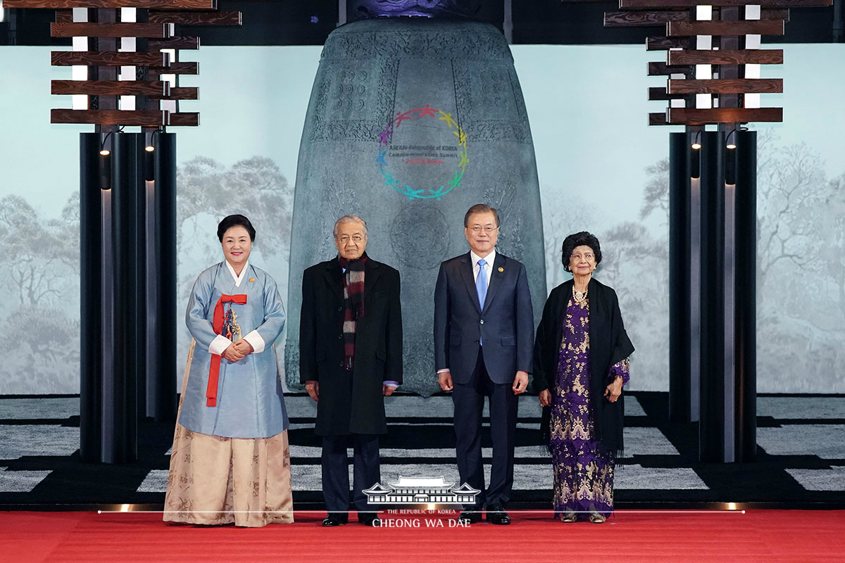 Hosting the welcoming dinner for the ASEAN-ROK Commemorative Summit in Busan 