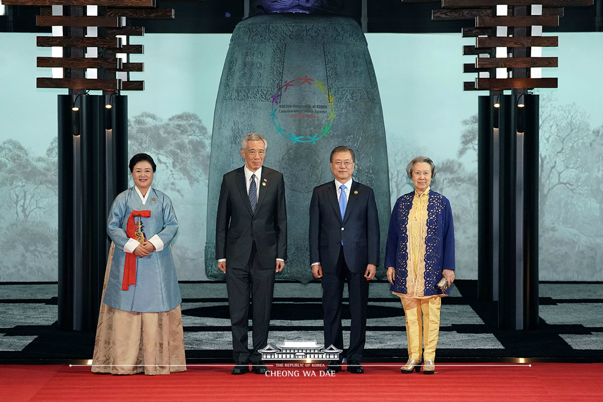 Hosting the welcoming dinner for the ASEAN-ROK Commemorative Summit in Busan 