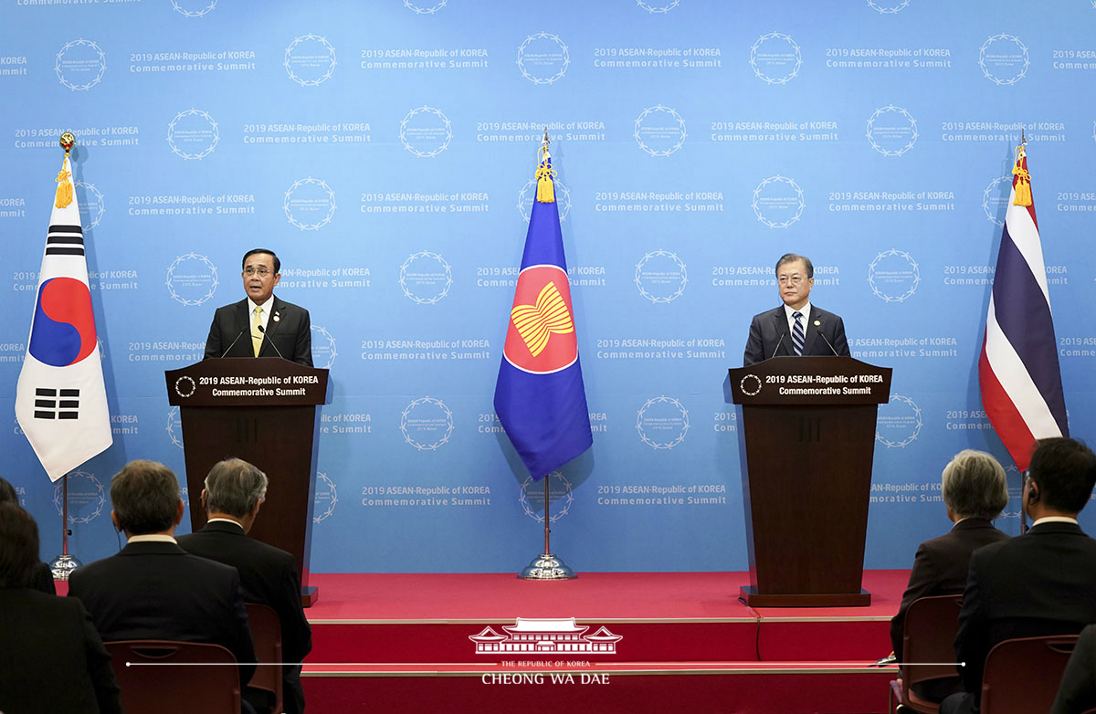 Attending the joint press conference following the ASEAN-ROK Commemorative Summit in Busan 