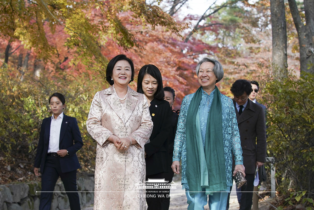 First Lady Kim Jung-sook and the Singaporean Prime Minister Lee Hsien Loong’s wife Ho Ching strolling on the grounds of Cheong Wa Dae 