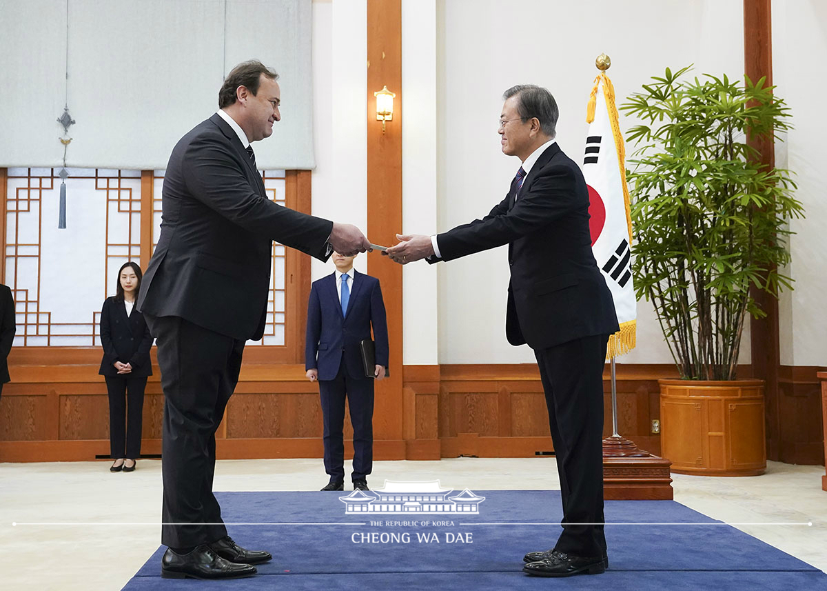 Receiving credentials from new ambassadors to Korea at Cheong Wa Dae 