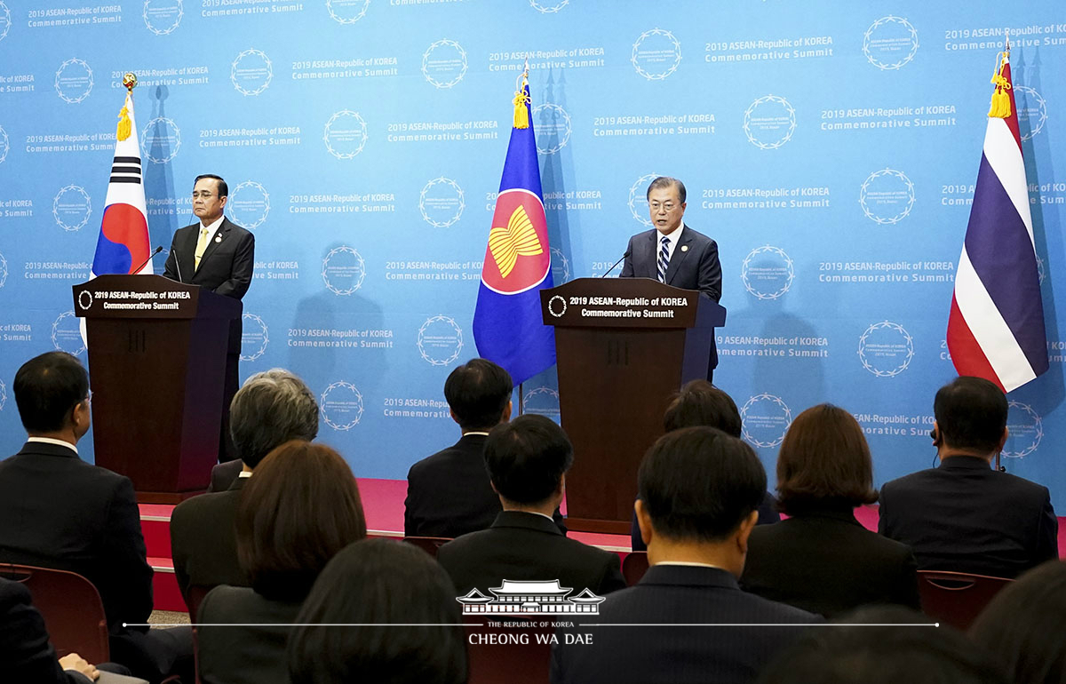 Attending the joint press conference following the ASEAN-ROK Commemorative Summit in Busan 