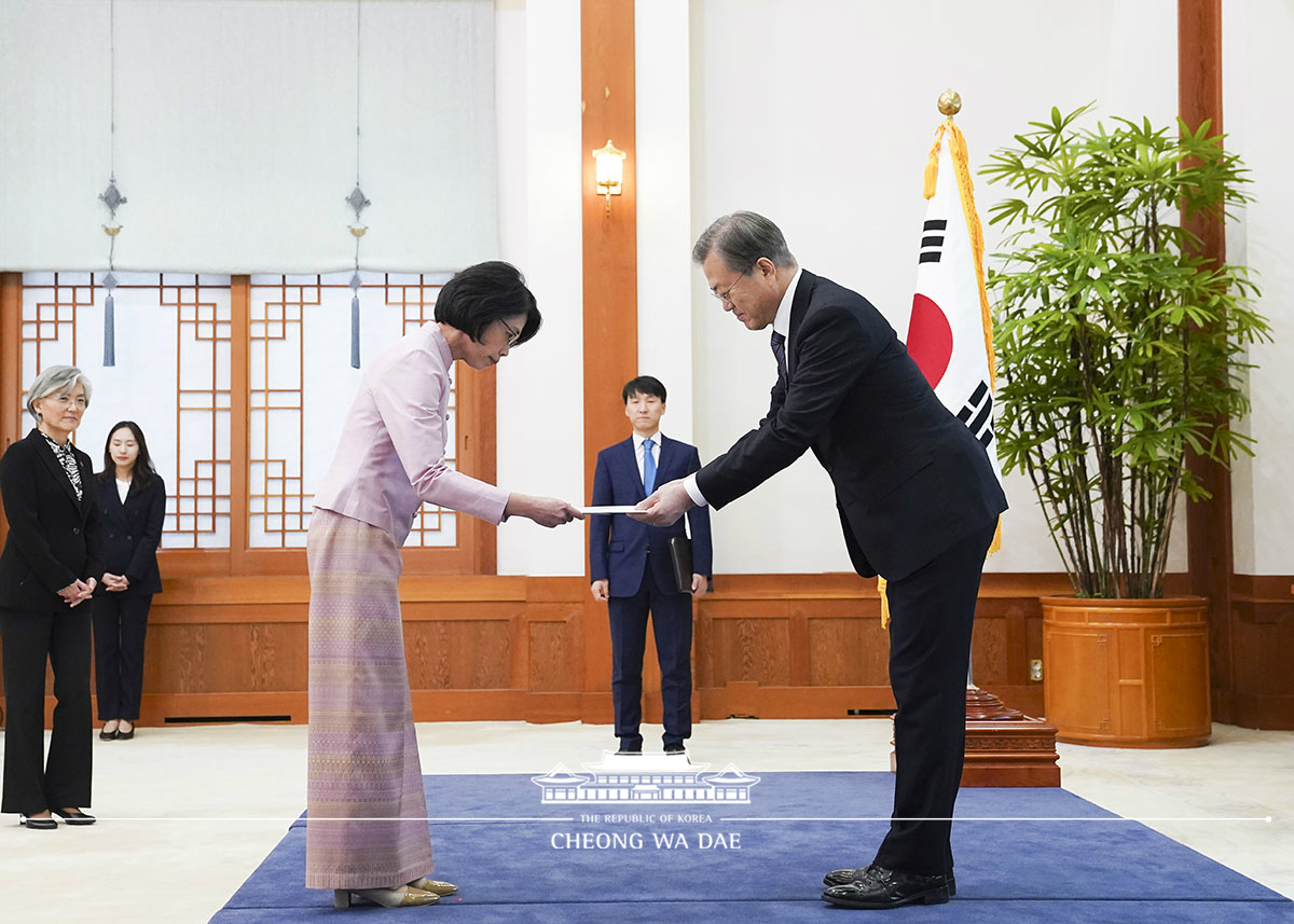 Receiving credentials from new ambassadors to Korea at Cheong Wa Dae 