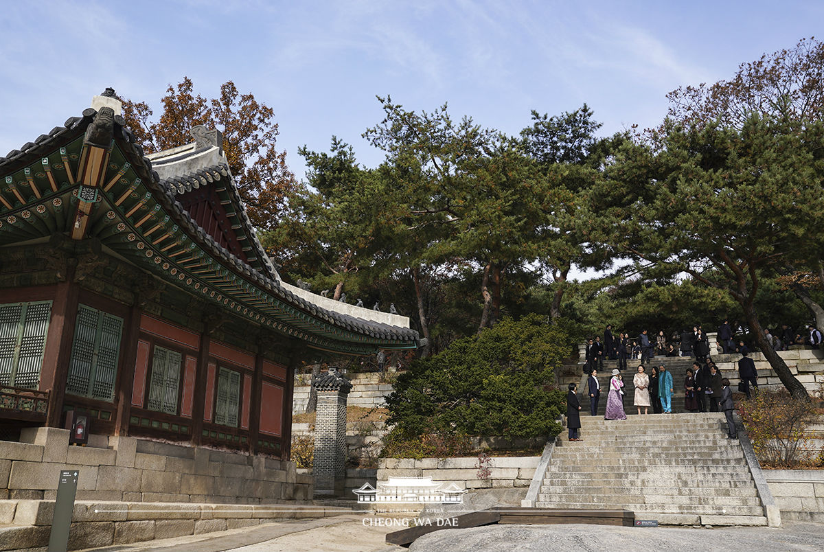 First Lady Kim Jung-sook and the Singaporean Prime Minister Lee Hsien Loong’s wife Ho Ching strolling on the grounds of Cheong Wa Dae 