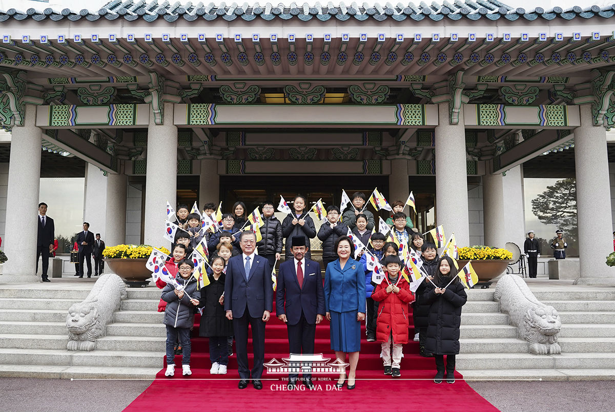 Attending the official welcoming ceremony at Cheong Wa Dae for Sultan Hassanal Bolkiah of Brunei on his state visit to Korea 