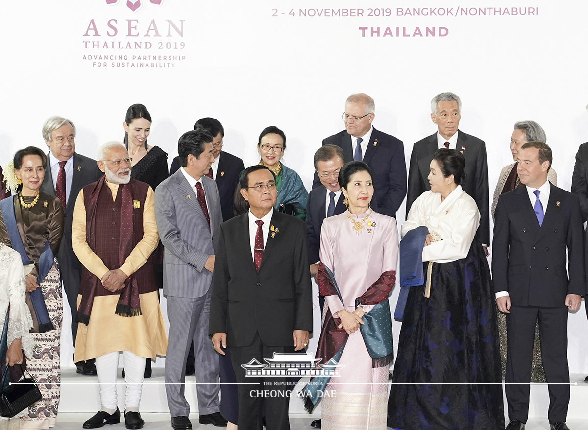 Attending a gala dinner in honor of leaders and spouses at the 35th ASEAN Summit and Related Summits in Bangkok, Thailand 