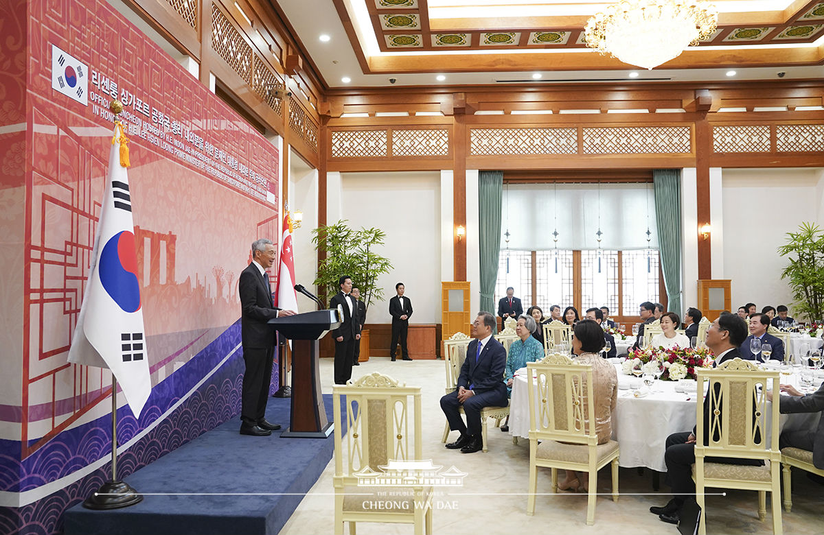 Attending the official luncheon for Singaporean Prime Minister Lee Hsien Loong and his wife at Cheong Wa Dae 