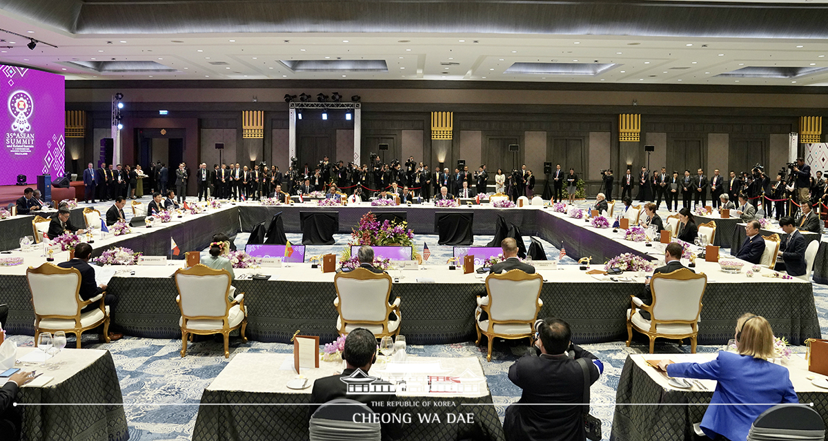 Attending the Special Lunch on Sustainable Development held after the 22nd ASEAN Plus Three Summit in Bangkok, Thailand 