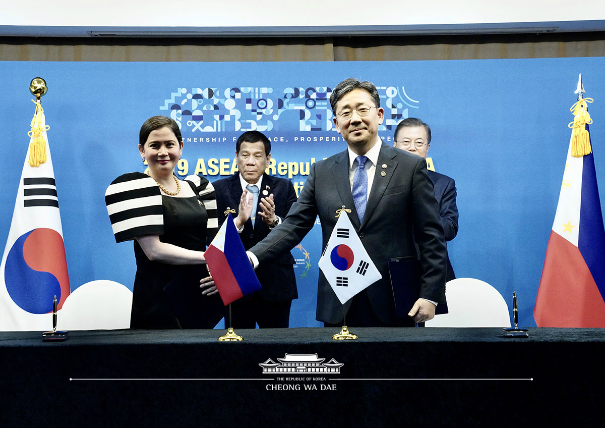 Attending the Korea-Philippines summit on the sidelines of the ASEAN-ROK Commemorative Summit in Busan 