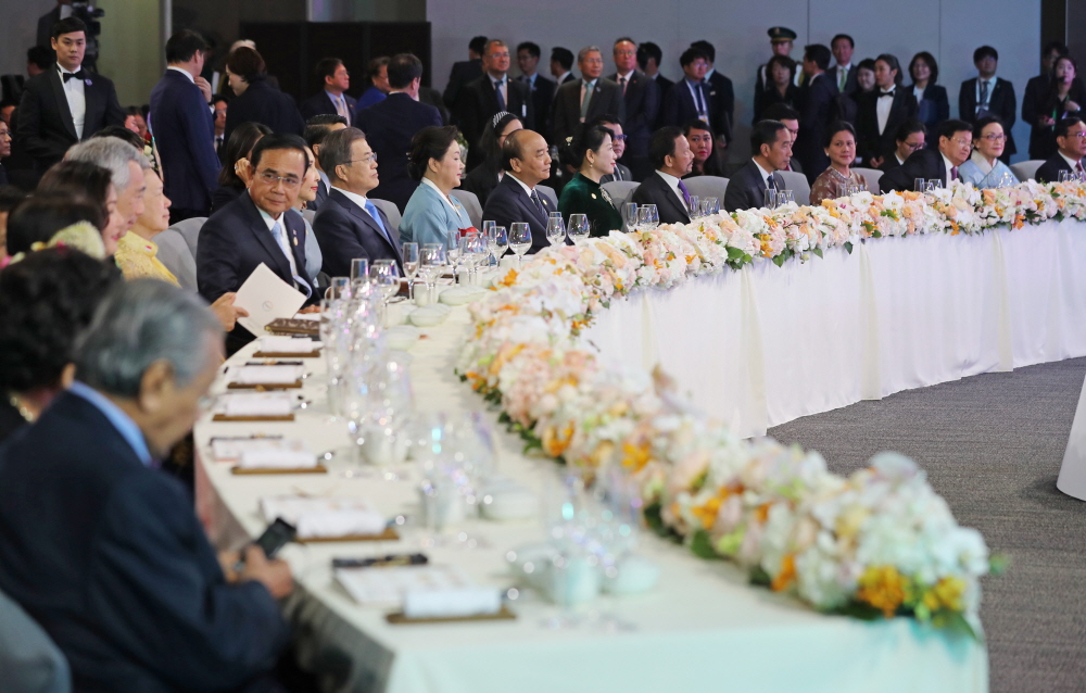 The banquet menu featured ingredients from Korea's mountains, ocean and plains. The four-course meal was served under the themes of "peace," "togetherness," "prosperity" and "harmony." The dessert, under the theme "unity in diversity," was made with rice from all ten ASEAN member states.