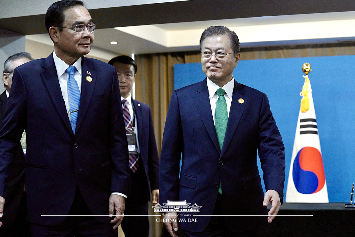 Attending the Korea-Thailand summit on the sidelines of ASEAN-ROK Commemorative Summit in Busan 