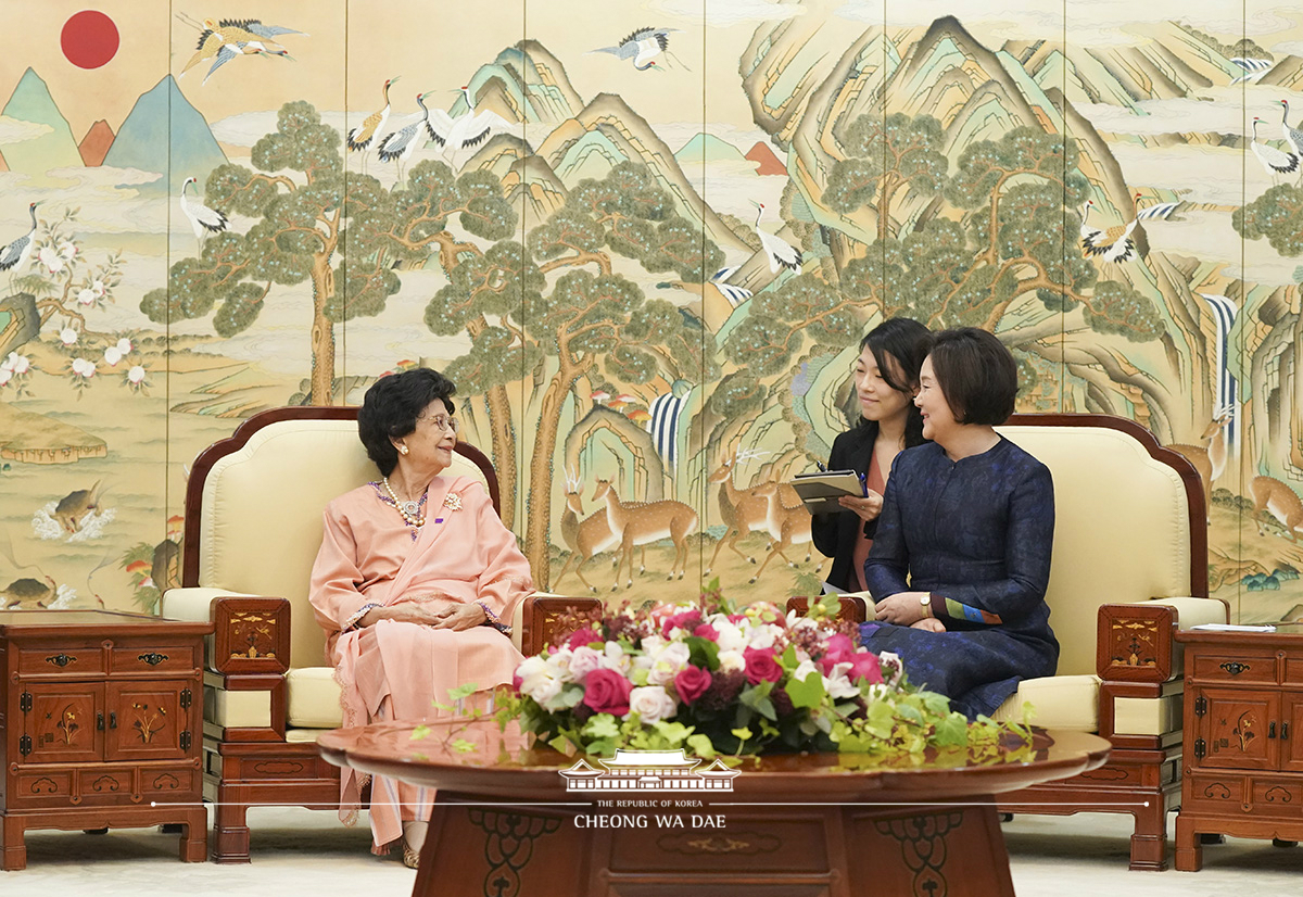 First Lady Kim Jung-sook meeting with Tun Dr. Siti, the wife of the Malaysian Prime Minister, at Cheong Wa Dae 