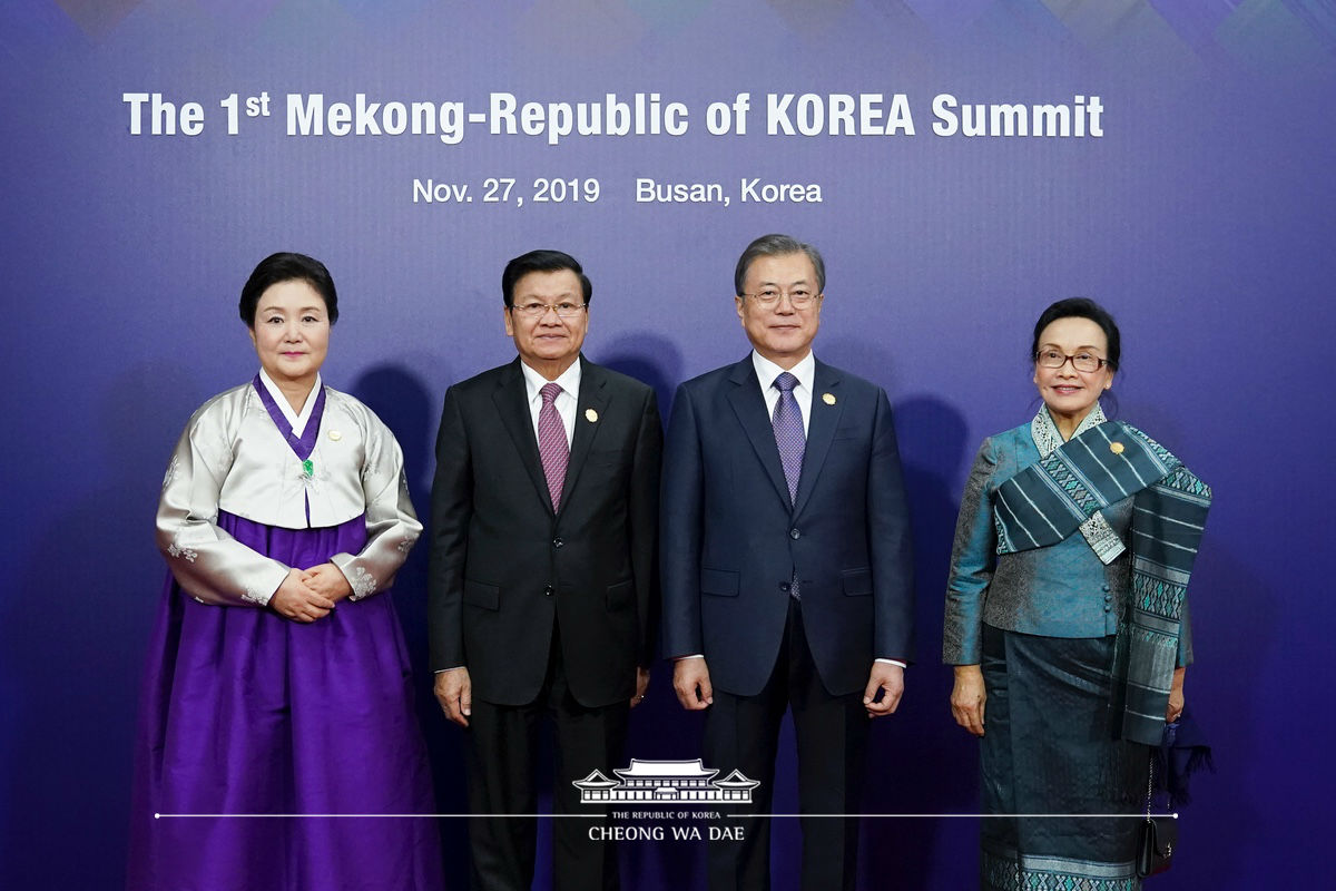 Hosting the welcoming dinner for the leaders participating in the 1st Mekong-ROK Summit and their spouses in Busan 