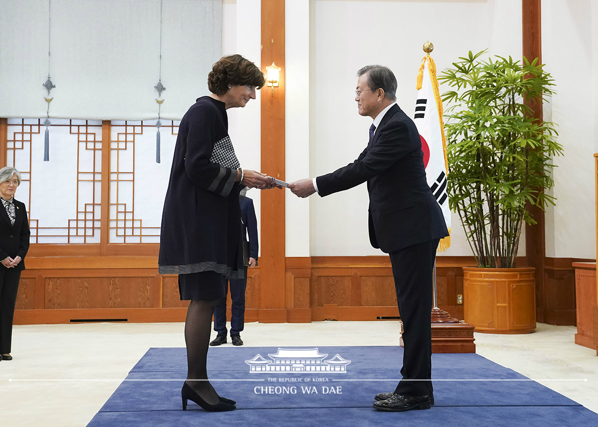 Receiving credentials from new ambassadors to Korea at Cheong Wa Dae 