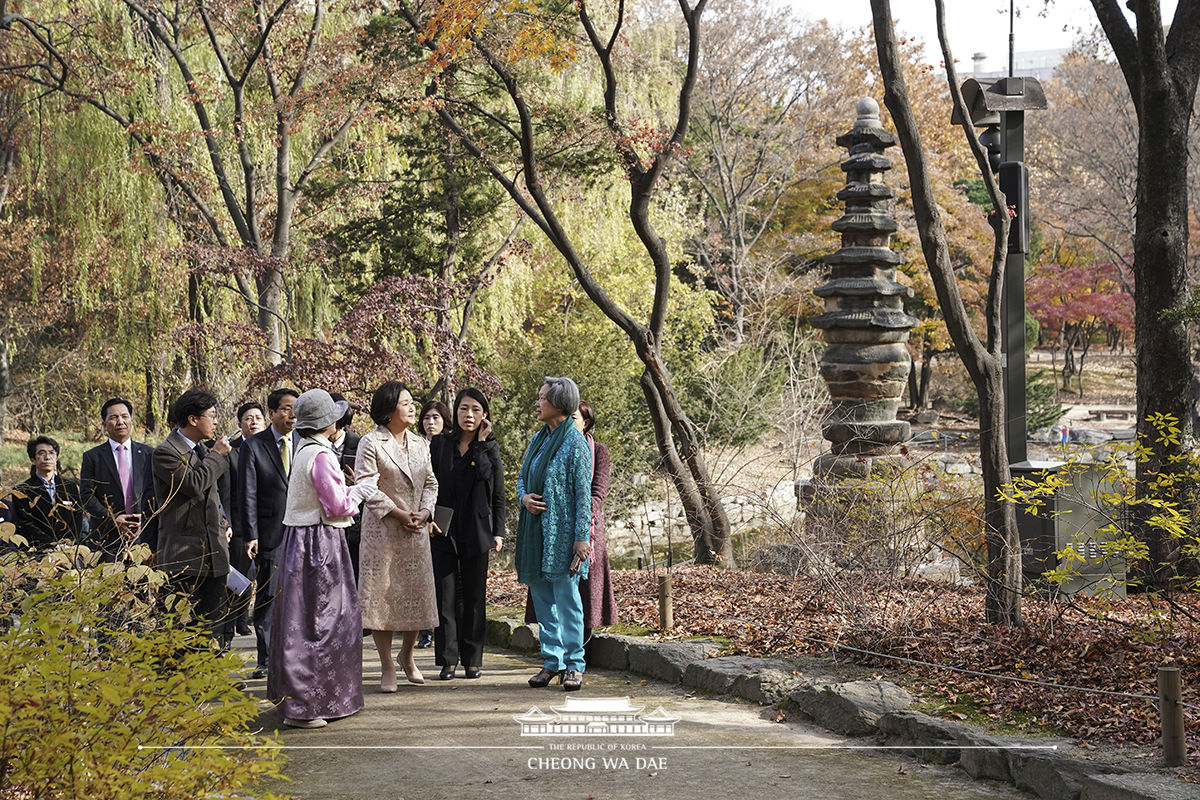 First Lady Kim Jung-sook and the Singaporean Prime Minister Lee Hsien Loong’s wife Ho Ching strolling on the grounds of Cheong Wa Dae 