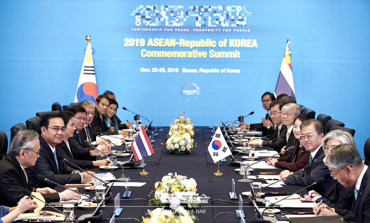 Attending the Korea-Thailand summit on the sidelines of ASEAN-ROK Commemorative Summit in Busan 