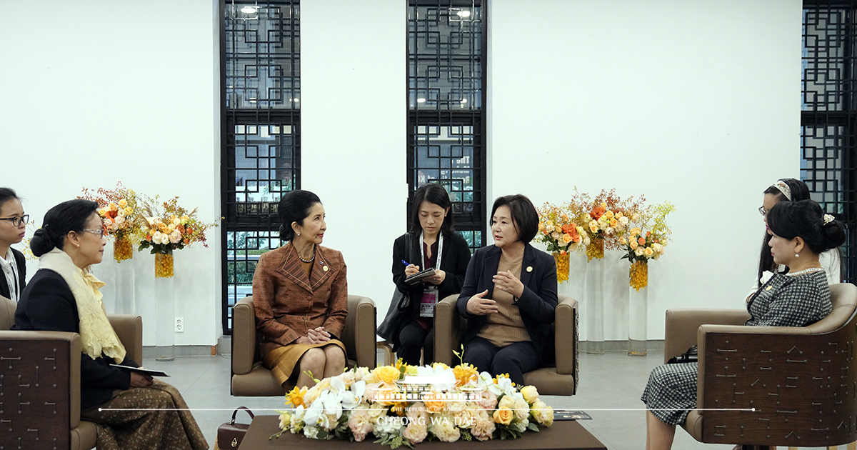 First Lady Kim Jung-sook and spouses of the Mekong leaders looking around the special exhibition “Five Hundred Arhats of Changnyeongsa Temple Site: Reflection of Our Hearts,” held on the sidelines of the 1st Mekong-ROK Summit in Busan 