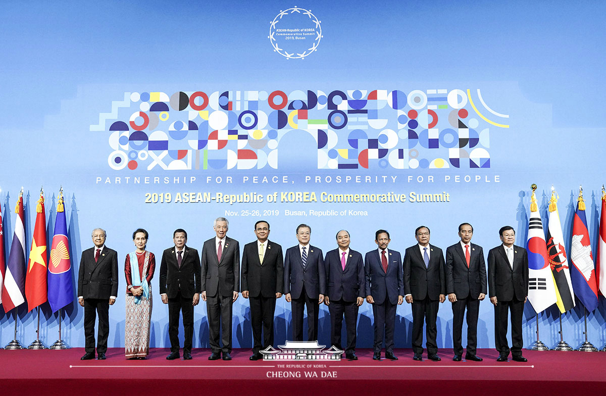 Posing for a commemorative group photo for the ASEAN-ROK Commemorative Summit in Busan 