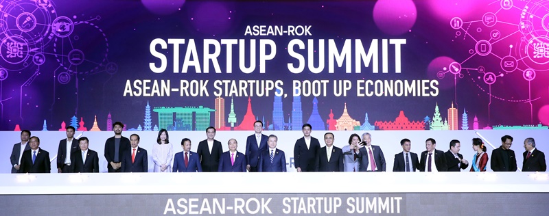 President Moon Jae-in (sixth from left in first line) on Nov. 26 poses for a photo with the leaders from the ten member states of the Association of Southeast Asian Nations (ASEAN) at the ASEAN-ROK Startup Summit, a side event of the 2019 ASEAN-ROK Commemorative Summit. From left in the first line are Cambodian Deputy Prime Minister Prak Sokhonn, Lao Prime Minister Thongloun Sisoulith, Indonesian President Joko Widodo, Bruneian Sultan Hassanal Bolkiah, Vietnamese Prime Minister Nguyen Xuan Phuc, President Moon, Thai Prime Minister Prayut Chan-o-cha, Singaporean Prime Minister Lee Hsien Loong, Philippine President Rodrigo Duterte, Myanmar State Counsellor Aung San Suu Kyi and Malaysian Prime Minister Mahathir Mohamad. (2019 ASEAN-ROK Commemorative Summit) 