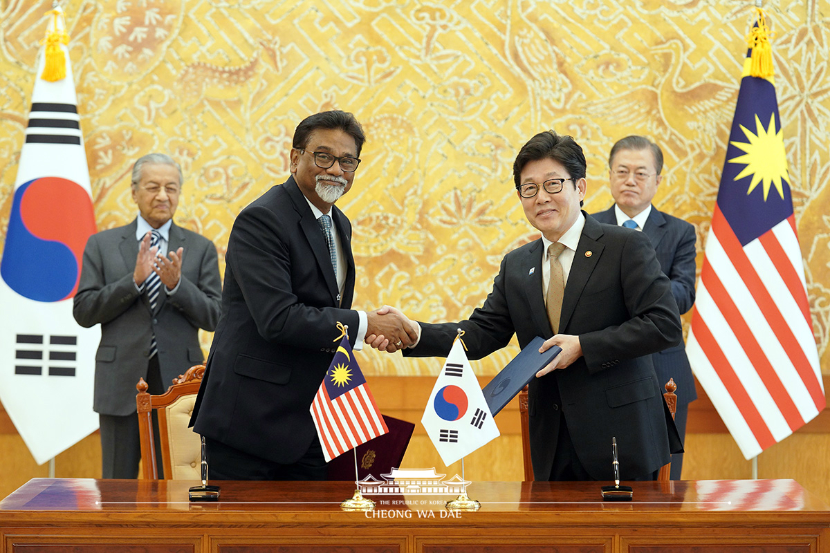 Attending a Korea-Malaysia MOU signing ceremony at Cheong Wa Dae 