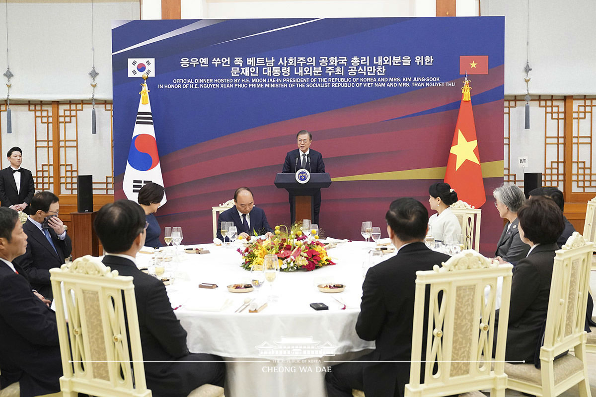 Hosting the official dinner for the Vietnamese Prime Minister and his wife at Cheong Wa Dae 