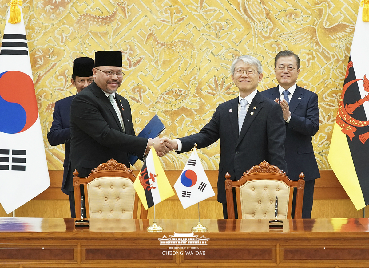 Attending a Korea-Brunei MOU signing ceremony at Cheong Wa Dae 