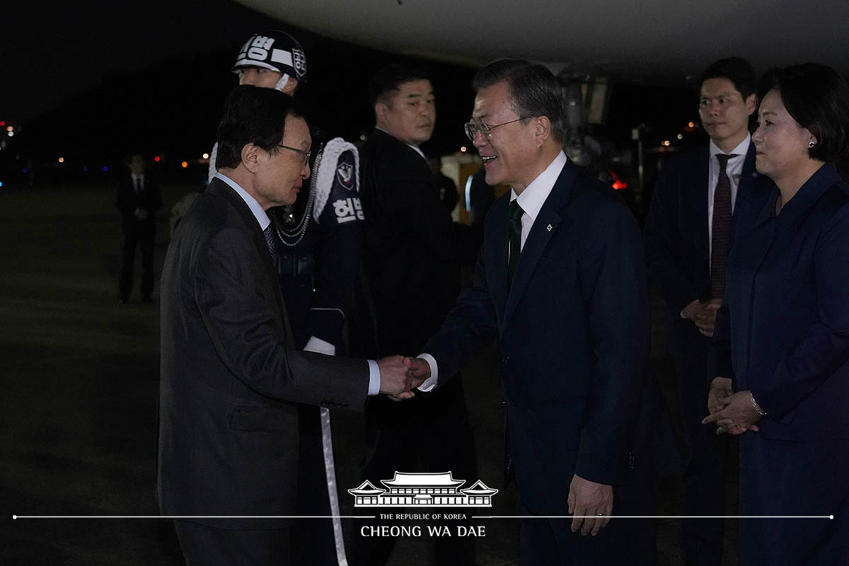 Arriving at Seoul Air Base after attending ASEAN-related summits in Bangkok, Thailand 