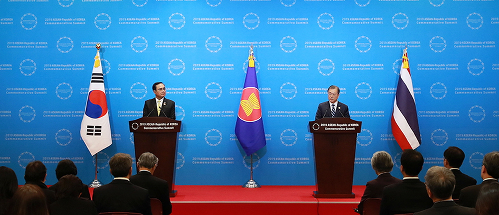 Thai Prime Minister Prayut Chan-o-cha (left) and President Moon Jae-in on Nov. 26 hold a joint news conference at the 2019 ASEAN-ROK Commemorative Summit at BEXCO in Busan.