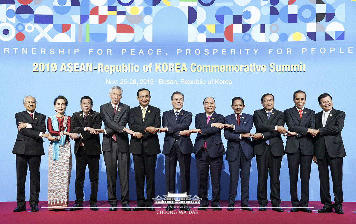 Posing for a commemorative group photo for the ASEAN-ROK Commemorative Summit in Busan 