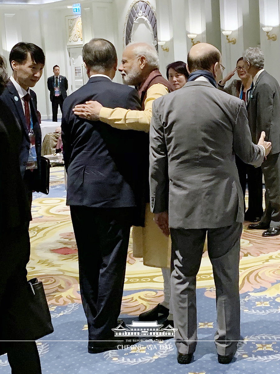 Holding brief conversations with ASEAN leaders prior to the Gala Dinner for the 35th ASEAN Summit and Related Summits in Bangkok, Thailand 