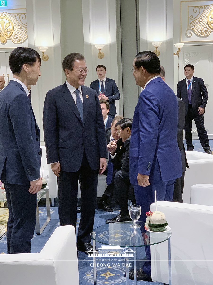 Holding brief conversations with ASEAN leaders prior to the Gala Dinner for the 35th ASEAN Summit and Related Summits in Bangkok, Thailand 