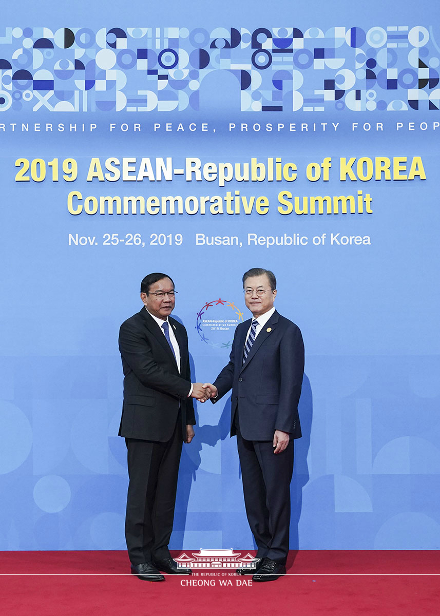 Welcoming heads of state and government participating in the ASEAN-ROK Commemorative Summit in Busan 