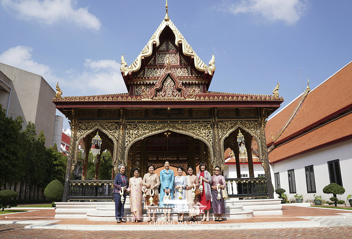 First Lady Kim Jung-sook visiting the National Museum Bangkok together with spouses of other ASEAN leaders 